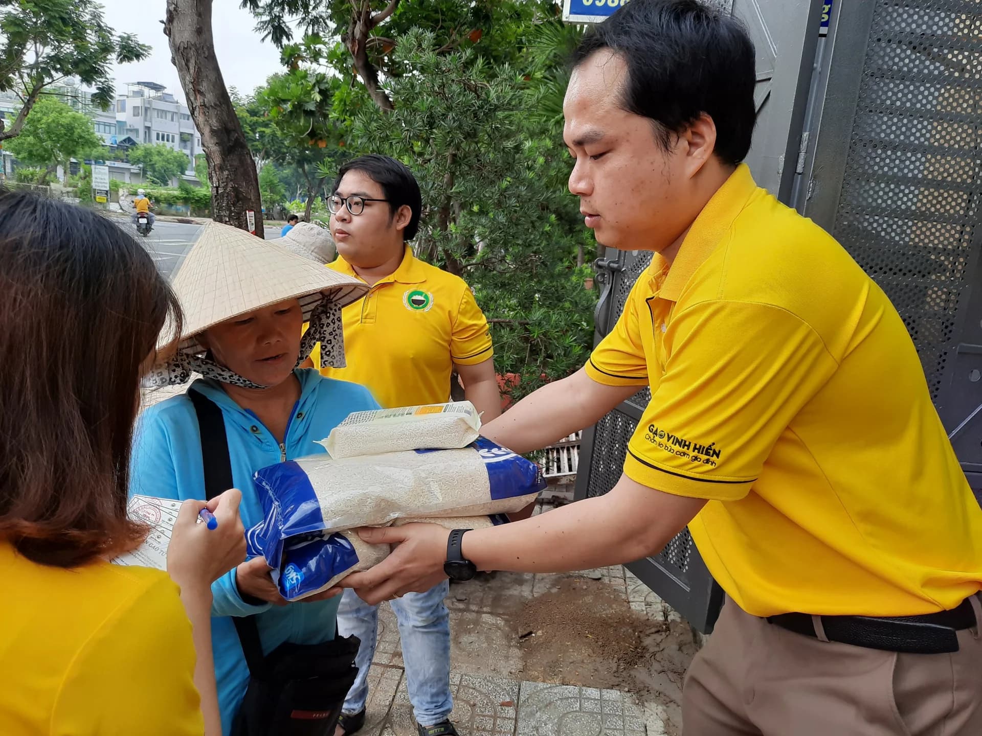 Gạo Vinh Hiển phát gạo từ thiện ngày Tết Đoan Ngọ